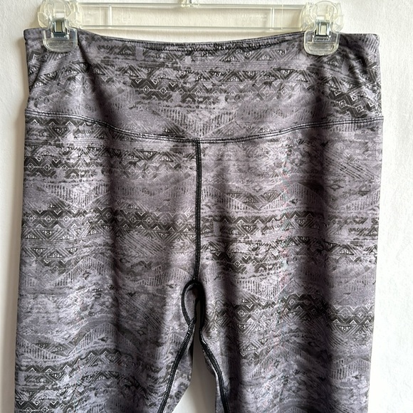 Earth Yoga gray Aztec print capris leggings, size L - Picture 2 of 7